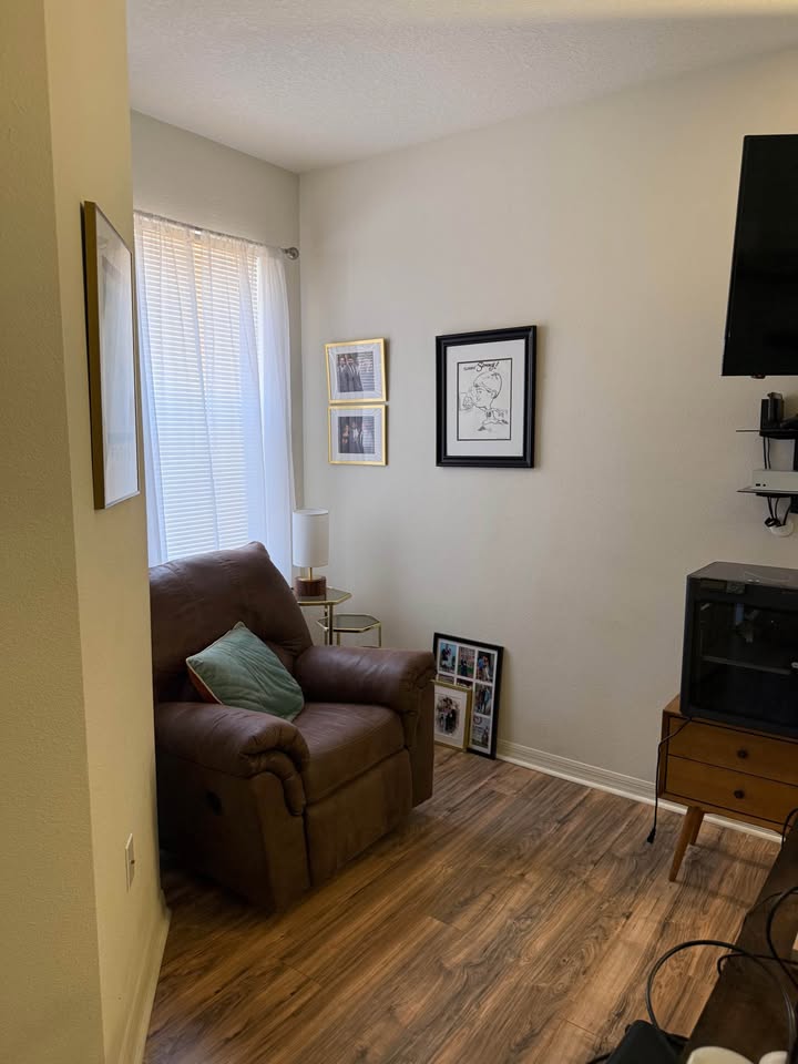 Versatile office/bedroom space